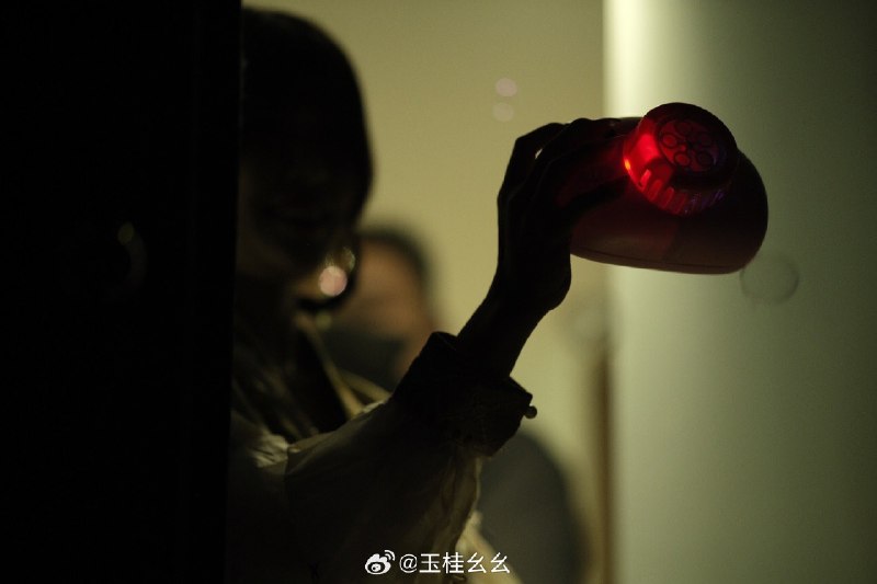 #微博评论 这个是在后台玩泡泡机的啵子 这次定格照片每一张都能把我带回那天后劲太大了真上头一看日历发现