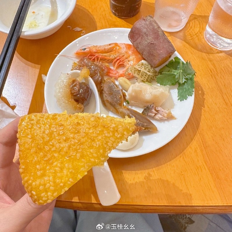 #微博评论 吃上饭了顺利结束刚刚吃饱了 给3u攒了一盘子马上打包被评论的微博 @三松许超话主持团队 @微博电台 @微博直播 #微博电台计划#  玉桂幺幺的微博直播 唐宝宝开饭啦（周四五不啵）9 秒前 属地河南 | 玉桂幺幺