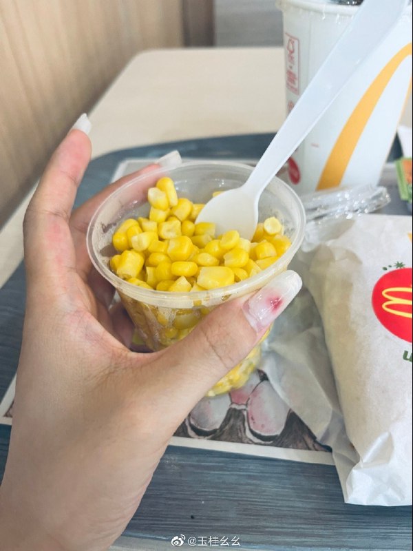 #珈乐魂 #微博评论 非常之烫被评论的微博 三松许玉桂幺幺 有次带小虎帽在发呆突然有一只手把口罩给我扒到下巴然后我就拍下了对方的“作案”手段引号 1. 表示引用