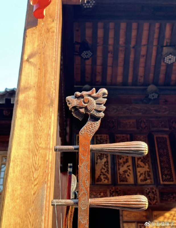 #微博评论回复 两个把位是二胡可能是当地的板胡吧被回复的评论 22 分钟前 @玉桂咪子