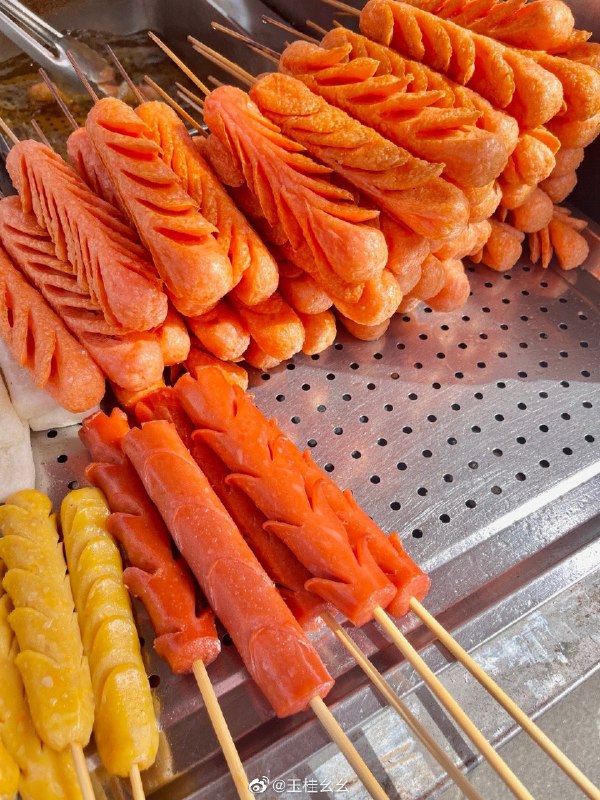 #微博评论 本来不想吃的 可是我还没有吃过会闪闪发光的烤肠诶🤓被评论的微博 三松许玉桂幺幺 𝕎𝕚𝕥𝕙 𝕌📸～  开耗日记🪹🪺🍂🍁8 秒前 属地河南 | 玉桂幺幺