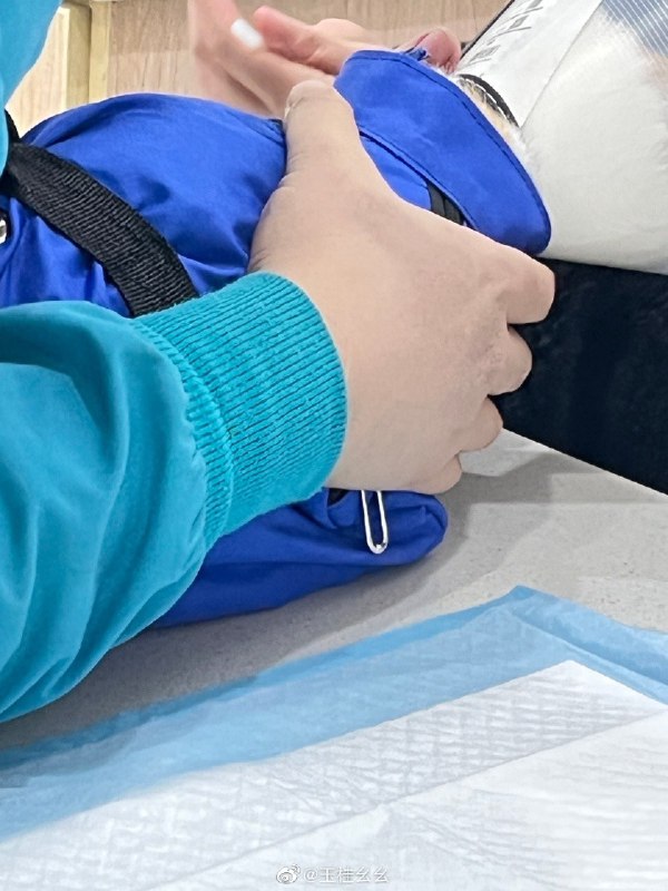 #微博评论 啵啵救不了你 啵啵就这样看你啵啵还晕针但是啵啵要守着你免得小护士对你不温柔被评论的微博 三松许玉桂幺幺       “说来嘲讽   我不太懂  渴望你懂”         《红玫瑰》              🐿🥀58 秒前 属地河南 | 玉桂幺幺