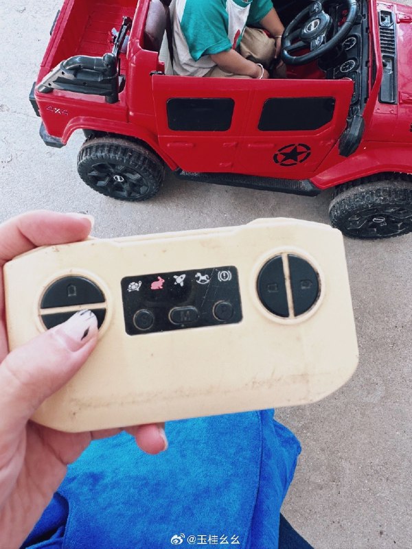 #微博评论 “晚上好妈咪👋  这两天在给亲友家订婚宴帮忙  吹气球🎈踩气球🎈帮忙整理打扫场地 👋  我跟你讲  今天还帮了个大的👋👋👋   第一次帮别人拍全家福👪   仪式中也负责了跟拍 抓拍   得到了非常多好评被评论的微博 三松许 🦷𓈒 * 🦷˚ ⊹“笑一个吧～” 🦷～  #starlink偶像计划#1 分钟前 属地河南 | 玉桂幺幺