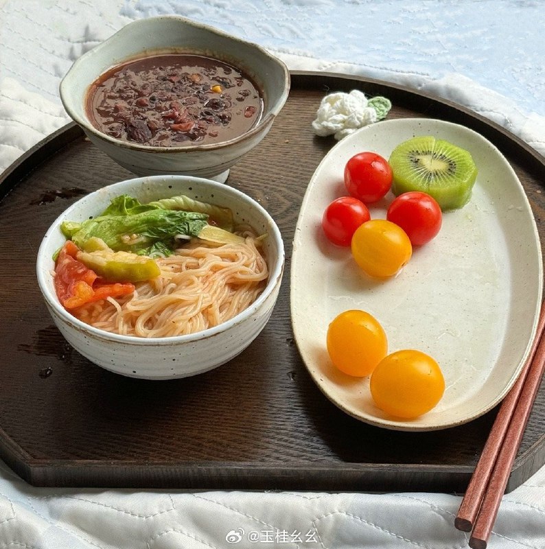 #微博评论 uu！！！我在阳台发呆！！我在阳台发呆！！！然后看到我大学老师在楼下遛狗！！！遛狗！！！我偷偷拍了一下那只狗！！！【今天做了茄汁面】被评论的微博 三松许玉桂幺幺         🤍   🤍    🤍  𝑪𝒉𝒊𝒍𝒅𝒓𝒆𝒏'𝒔 𝑫𝒂𝒚⚡️⚡️“使生活如此美丽的   是我们藏起来的真诚和童心”   祝uuu 💕儿童节快乐   六月🦋🎀顺顺利利翻前几年的照片感叹了一下午长头发真的可以做好多发型哦哭😭 ...全文39 秒前 属地河南 | 玉桂幺幺