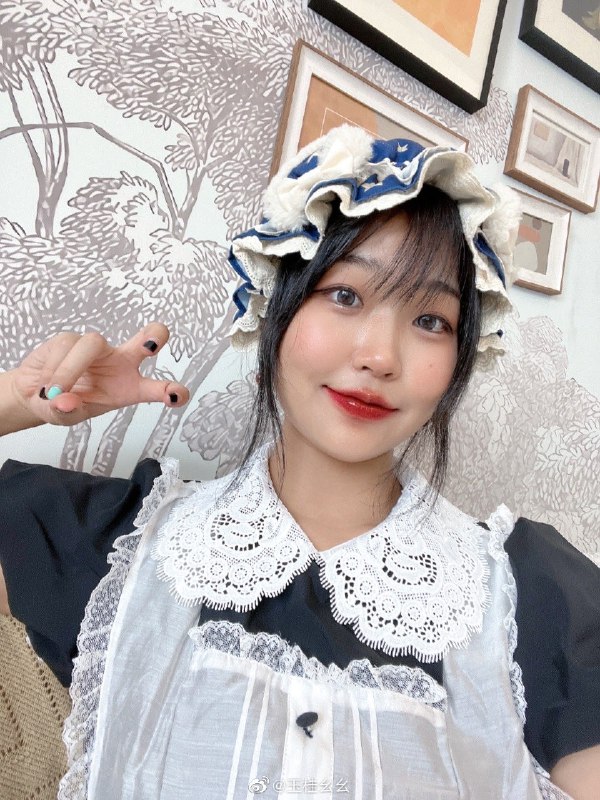 #珈乐魂 #微博评论 为了公平起见我把轻颜（一个美颜拍照软件）直出也发出来【也就是软件自动修的意思】被评论的微博 [奥特曼]原相机实况