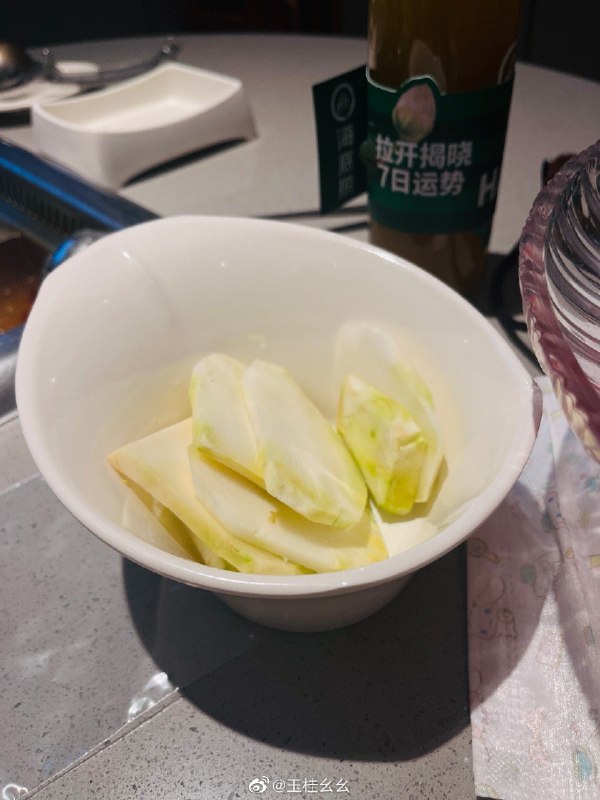 #微博评论 这个叫榨菜 没事不要点它   除了兔子喜欢不会有人喜欢她在番茄锅的味道的被评论的微博 #人气超新星#  玉桂幺幺的微博视频 玉桂恰饭29 秒前 属地河南 | 玉桂幺幺