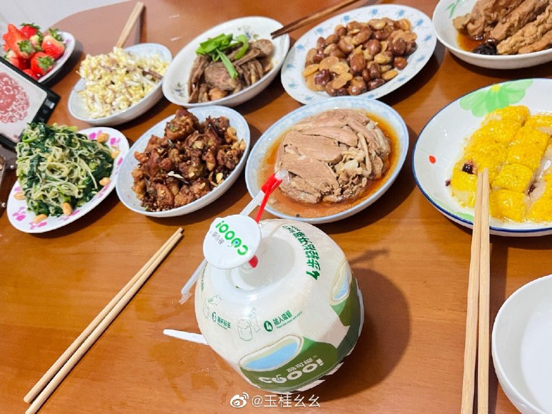 #微博评论 我家开饭了！！新年快乐！是自己打得杂！被评论的微博 三松许 嗨  你现在回家了吗3 分钟前 属地河南 | 玉桂幺幺