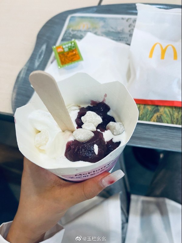 #珈乐魂 #微博评论 宝 替你试一试新品 芋泥麻薯麦旋风被评论的微博 三松许玉桂幺幺 有次带小虎帽在发呆突然有一只手把口罩给我扒到下巴然后我就拍下了对方的“作案”手段引号 1. 表示引用