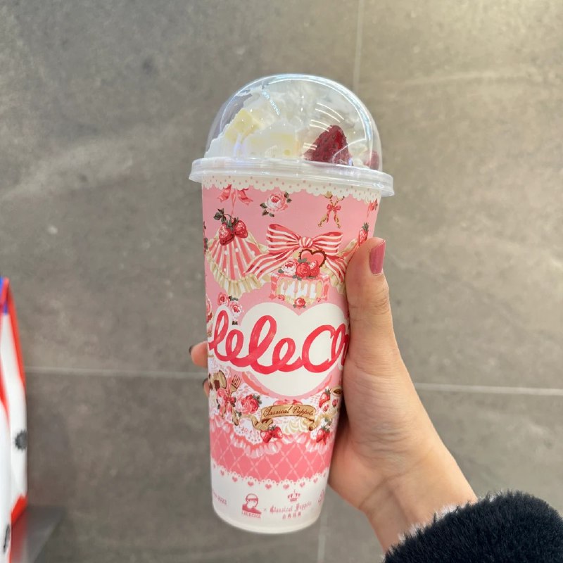 #b站相册动态 ＃小狗说 今天小猫出去玩，休息一天，周六见～[大耳狗_抱]图里是乐乐茶的新品杯子很漂亮  是草莓蛋糕就借了一下别人买的拍了一张照片给你们看看31 秒前 | -三松许-